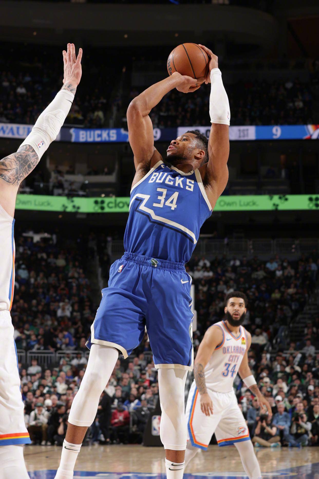 字母哥在篮网比赛中关键助攻，高光表现引发热议！的简单介绍