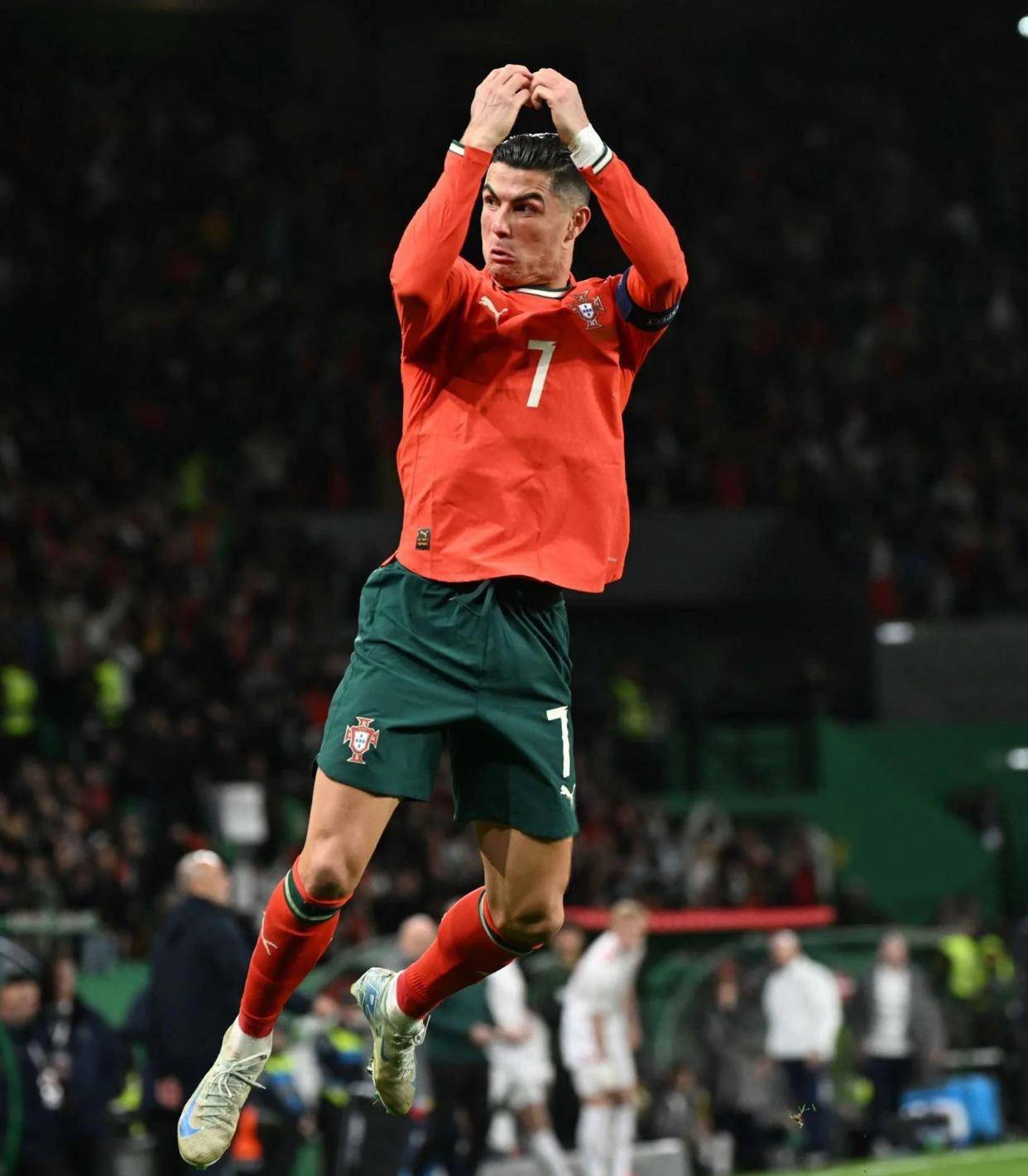 包含C罗在巴黎圣日耳曼比赛中连败，势不可挡引发热议！的词条